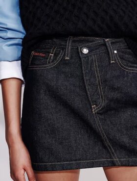 Asymmetrisk minikjol i Denim