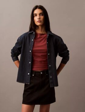 Avslappnad denimskjorta med knappar Avslappnad denimskjorta med knappar