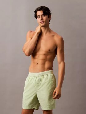 Badshorts med logotyp i midjan