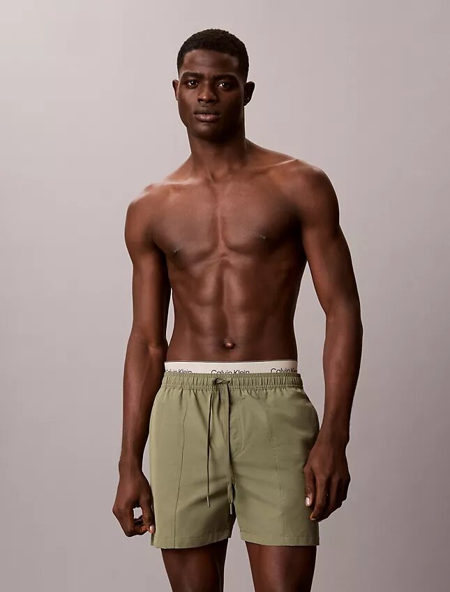 Badshorts med logotyp i midjan Badshorts med logotyp i midjan