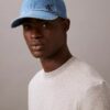 Baseballkeps i tvättad Denim med broderad logotyp Baseballkeps i tvättad Denim med broderad logotyp