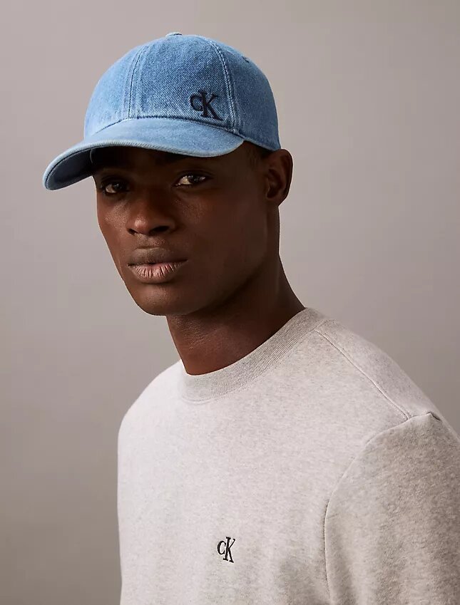 Baseballkeps i tvättad Denim med broderad logotyp Baseballkeps i tvättad Denim med broderad logotyp