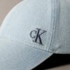 Baseballkeps i tvättad Denim med broderad logotyp Baseballkeps i tvättad Denim med broderad logotyp