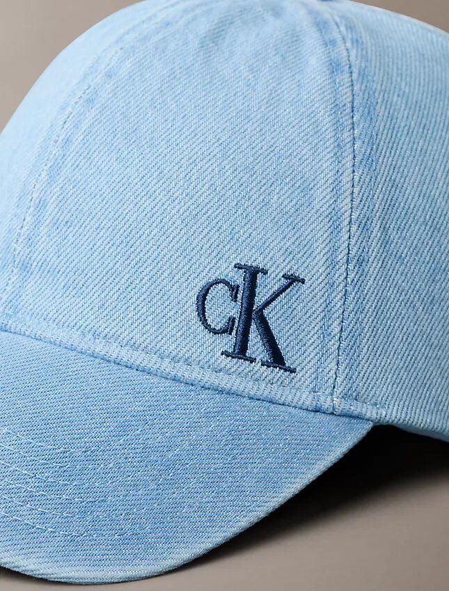 Baseballkeps i tvättad Denim med broderad logotyp Baseballkeps i tvättad Denim med broderad logotyp