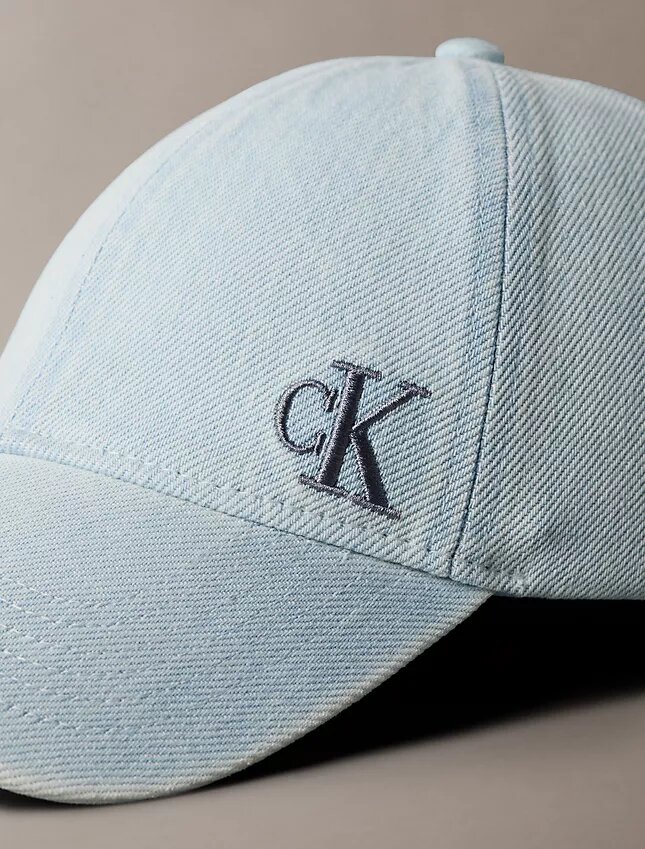 Baseballkeps i tvättad Denim med broderad logotyp Baseballkeps i tvättad Denim med broderad logotyp