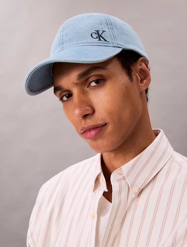 Baseballkeps i tvättad Denim med broderad logotyp Baseballkeps i tvättad Denim med broderad logotyp