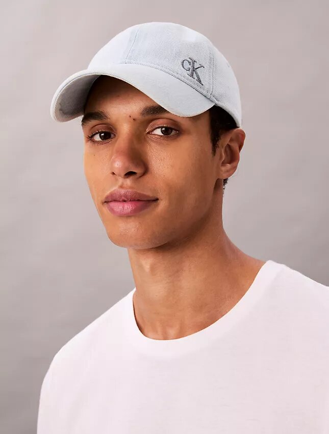 Baseballkeps i tvättad Denim med broderad logotyp Baseballkeps i tvättad Denim med broderad logotyp