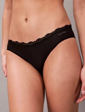 Bikini i stretchig mikrofiber med spets