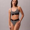 Bikini med hög midja i stretchig Microfiber med grafiskt Monogram Bikini med hög midja i stretchig Microfiber med grafiskt Monogram