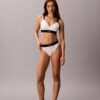Bikini med hög midja i stretchig Microfiber med grafiskt Monogram Bikini med hög midja i stretchig Microfiber med grafiskt Monogram