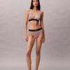 Bikini med hög midja i stretchig Microfiber med grafiskt Monogram Bikini med hög midja i stretchig Microfiber med grafiskt Monogram