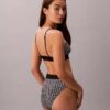 Bikini med hög midja i stretchig Microfiber med grafiskt Monogram Bikini med hög midja i stretchig Microfiber med grafiskt Monogram
