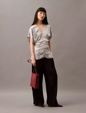 Blus i skrynklig satin med tryck