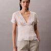 Blus i tryckt satin med V-ringning Blus i tryckt satin med V-ringning