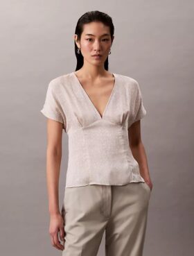 Blus i tryckt satin med V-ringning