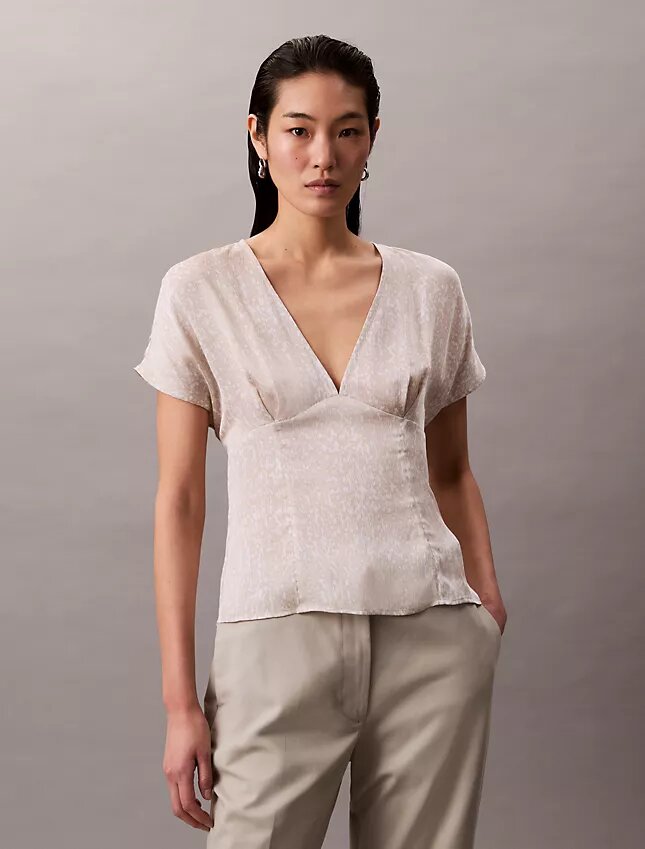 Blus i tryckt satin med V-ringning Blus i tryckt satin med V-ringning