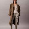Blus i tryckt satin med V-ringning Blus i tryckt satin med V-ringning