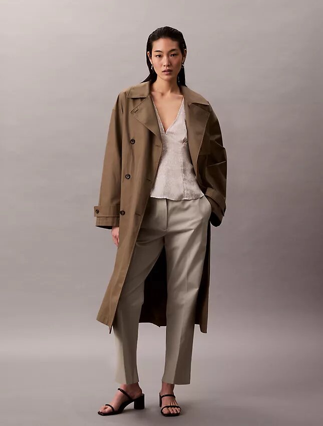 Blus i tryckt satin med V-ringning Blus i tryckt satin med V-ringning