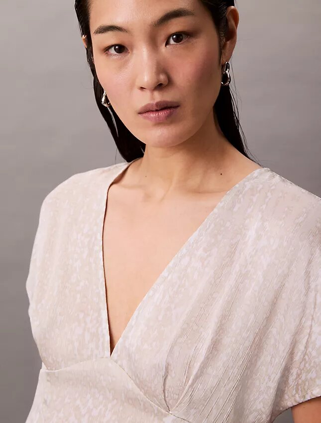 Blus i tryckt satin med V-ringning Blus i tryckt satin med V-ringning
