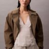 Blus i tryckt satin med V-ringning Blus i tryckt satin med V-ringning