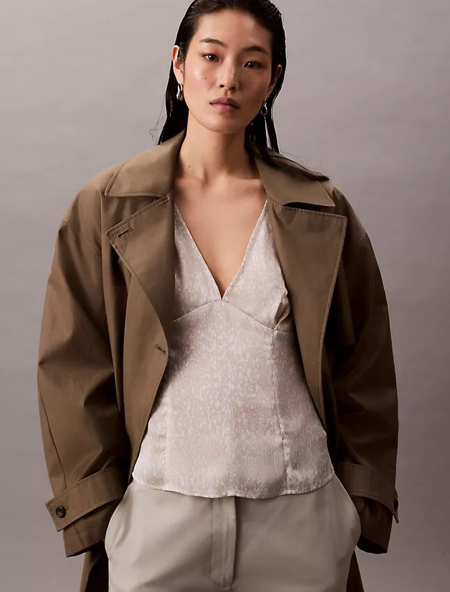 Blus i tryckt satin med V-ringning Blus i tryckt satin med V-ringning