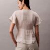 Blus i tryckt satin med V-ringning Blus i tryckt satin med V-ringning