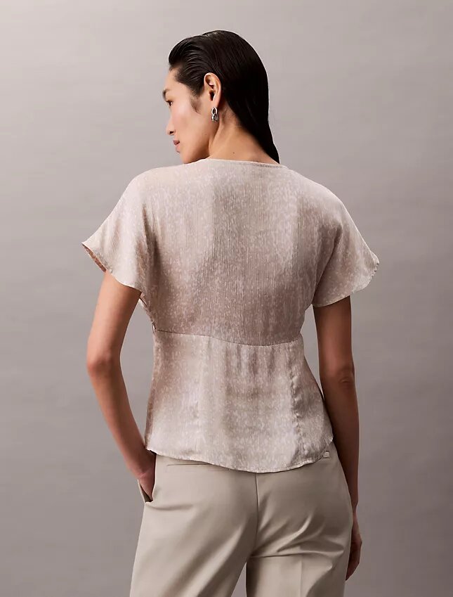 Blus i tryckt satin med V-ringning Blus i tryckt satin med V-ringning