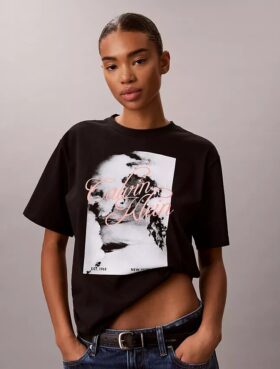 Boxig T-shirt med blekt logotyptryck
