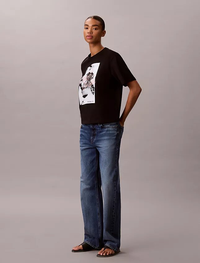 Boxig T-shirt med blekt logotyptryck Boxig T-shirt med blekt logotyptryck