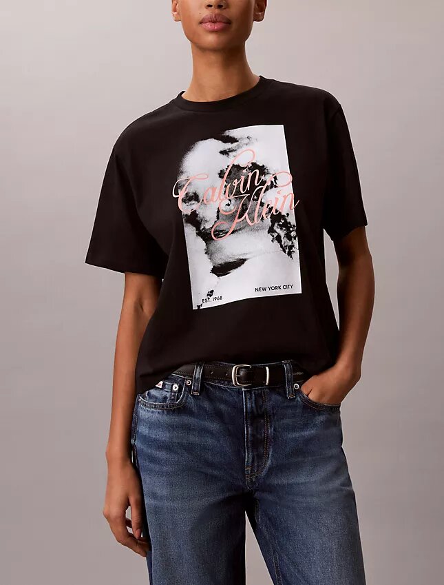 Boxig T-shirt med blekt logotyptryck Boxig T-shirt med blekt logotyptryck