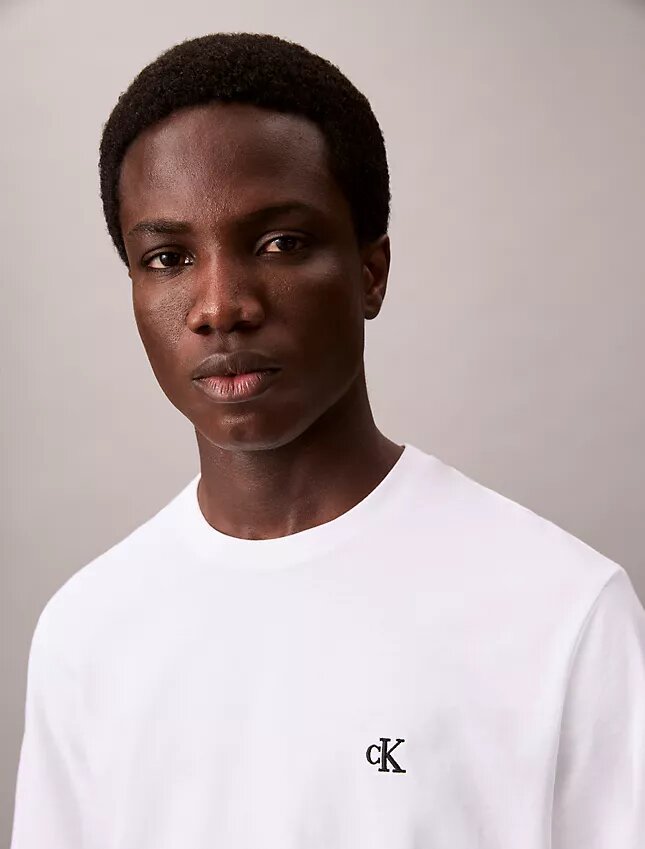 Broderad Monogram-T-shirt med avslappnad passform Broderad Monogram-T-shirt med avslappnad passform