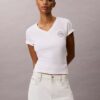 Broderad T-shirt med Ck-vapen och V-ringning Broderad T-shirt med Ck-vapen och V-ringning