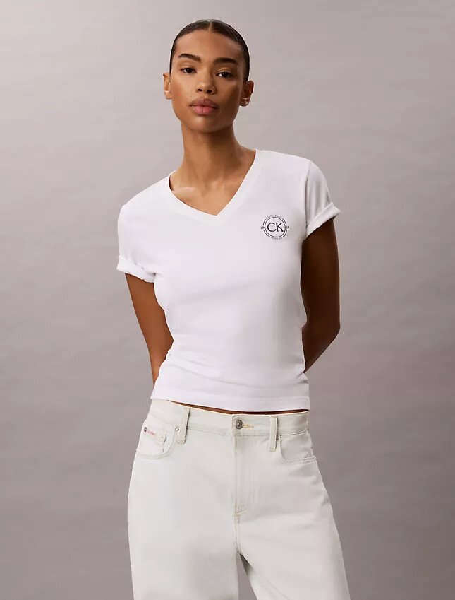 Broderad T-shirt med Ck-vapen och V-ringning Broderad T-shirt med Ck-vapen och V-ringning