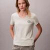 Broderad T-shirt med Ck-vapen och V-ringning Broderad T-shirt med Ck-vapen och V-ringning