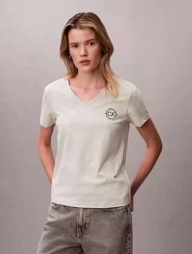 Broderad T-shirt med Ck-vapen och V-ringning