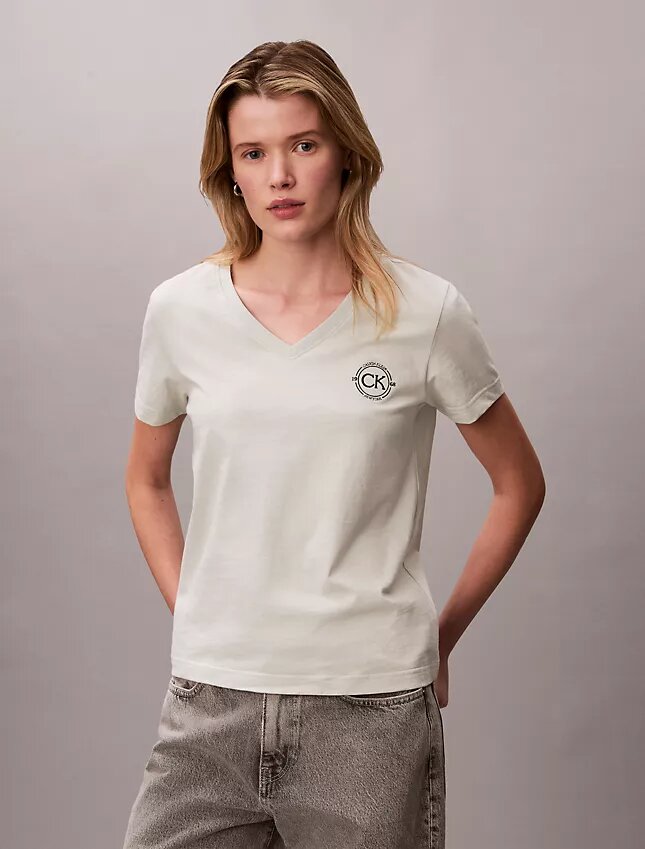 Broderad T-shirt med Ck-vapen och V-ringning Broderad T-shirt med Ck-vapen och V-ringning