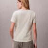 Broderad T-shirt med Ck-vapen och V-ringning Broderad T-shirt med Ck-vapen och V-ringning