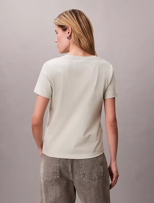Broderad T-shirt med Ck-vapen och V-ringning Broderad T-shirt med Ck-vapen och V-ringning