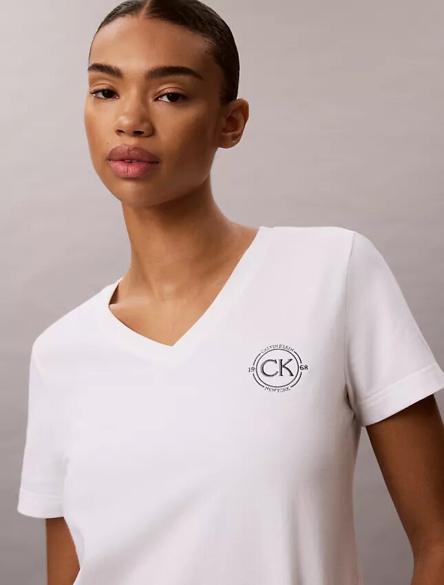 Broderad T-shirt med Ck-vapen och V-ringning Broderad T-shirt med Ck-vapen och V-ringning