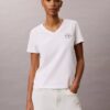 Broderad T-shirt med Ck-vapen och V-ringning Broderad T-shirt med Ck-vapen och V-ringning