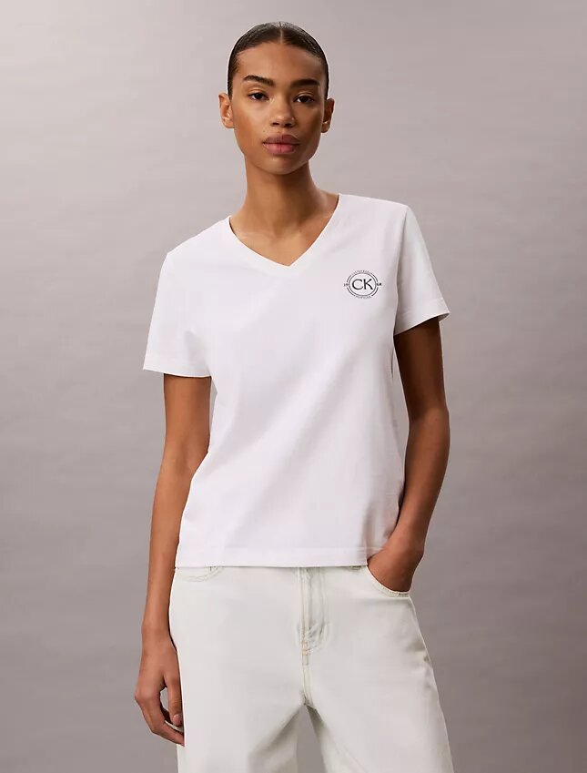 Broderad T-shirt med Ck-vapen och V-ringning Broderad T-shirt med Ck-vapen och V-ringning