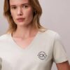 Broderad T-shirt med Ck-vapen och V-ringning Broderad T-shirt med Ck-vapen och V-ringning