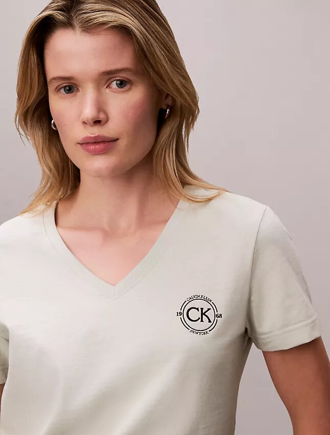 Broderad T-shirt med Ck-vapen och V-ringning Broderad T-shirt med Ck-vapen och V-ringning