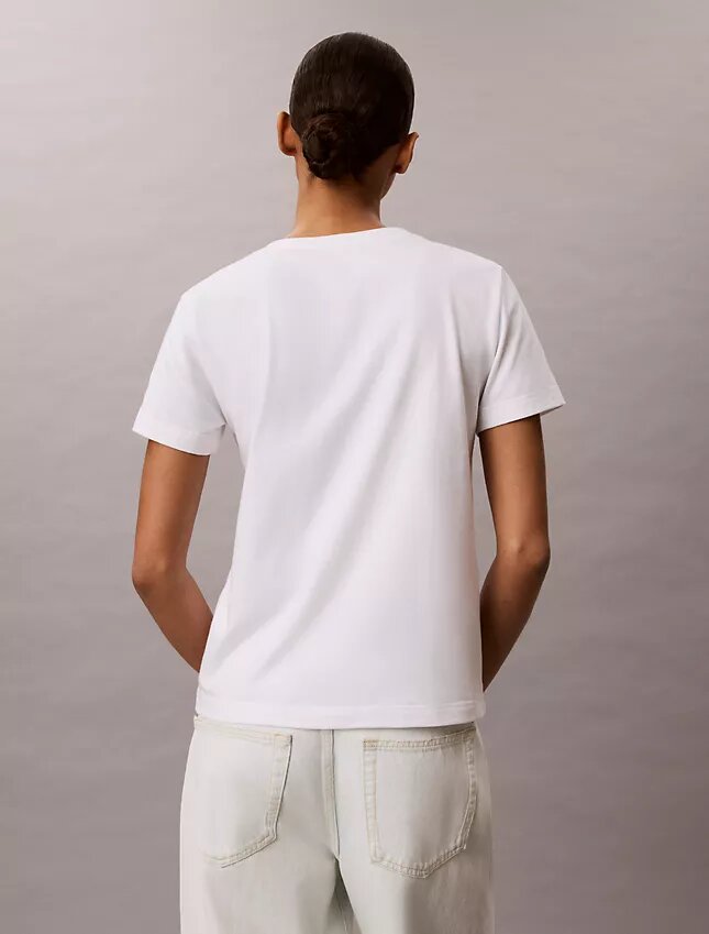 Broderad T-shirt med Ck-vapen och V-ringning Broderad T-shirt med Ck-vapen och V-ringning