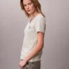 Broderad T-shirt med Ck-vapen och V-ringning Broderad T-shirt med Ck-vapen och V-ringning