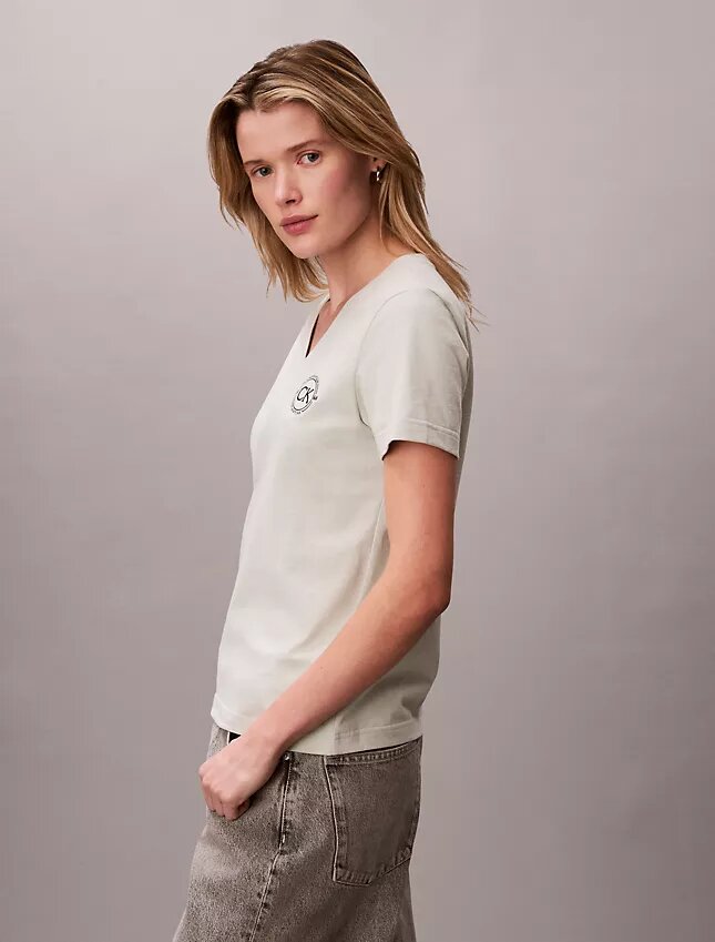 Broderad T-shirt med Ck-vapen och V-ringning Broderad T-shirt med Ck-vapen och V-ringning