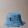 Bucket hat i tvättad denim med broderat logo Bucket hat i tvättad denim med broderat logo