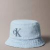 Bucket hat i tvättad denim med broderat logo Bucket hat i tvättad denim med broderat logo