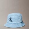 Bucket hat i tvättad denim med broderat logo Bucket hat i tvättad denim med broderat logo