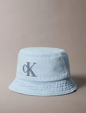 Bucket hat i tvättad denim med broderat logo Bucket hat i tvättad denim med broderat logo